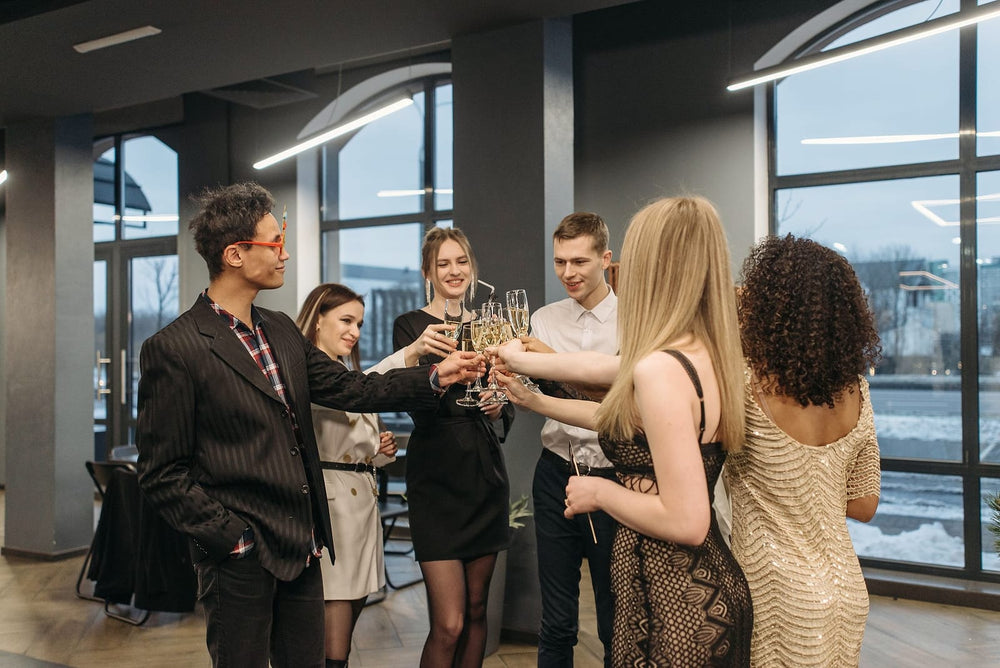 Gasten proosten op een bedrijfsborrel