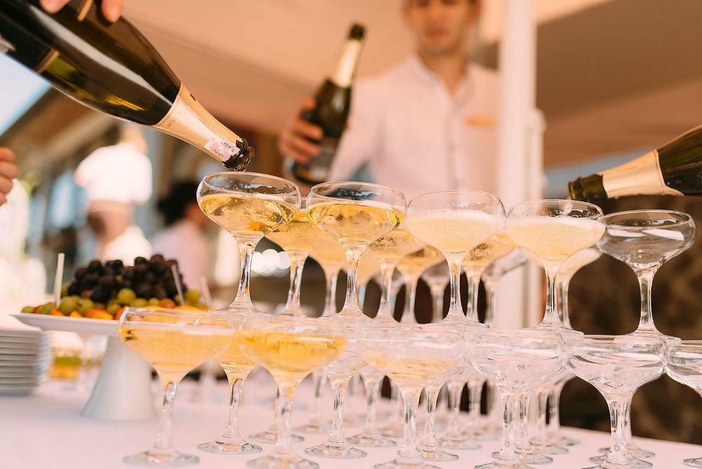 Bediening schenkt bubbels in voor de gasten op een event