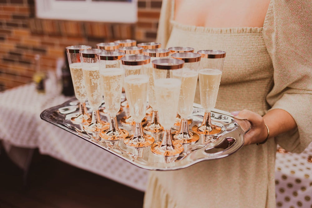 Bediening met een dienblad vol glazen bubbels