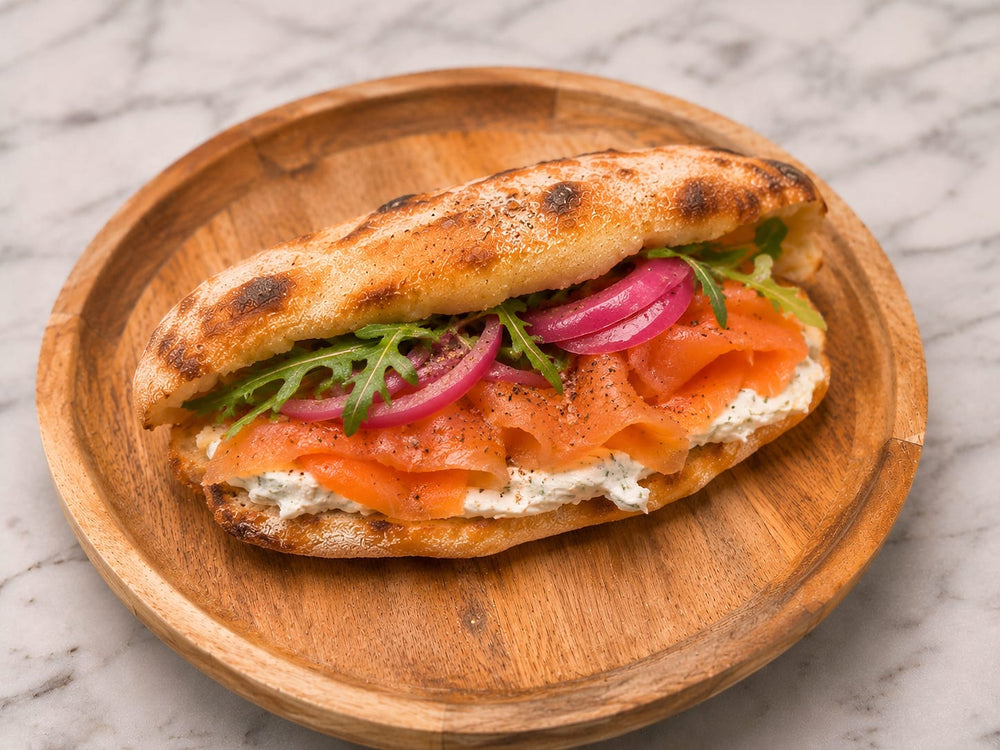 Calzone Salmone: Italiaans broodje met gerookte zalm, kruidenkaas, rode ui en rucola