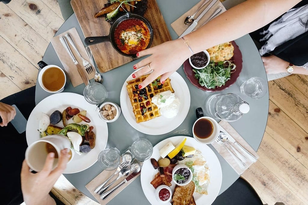 Overzichtsbeeld: verschillende gerechten op een lange tafel