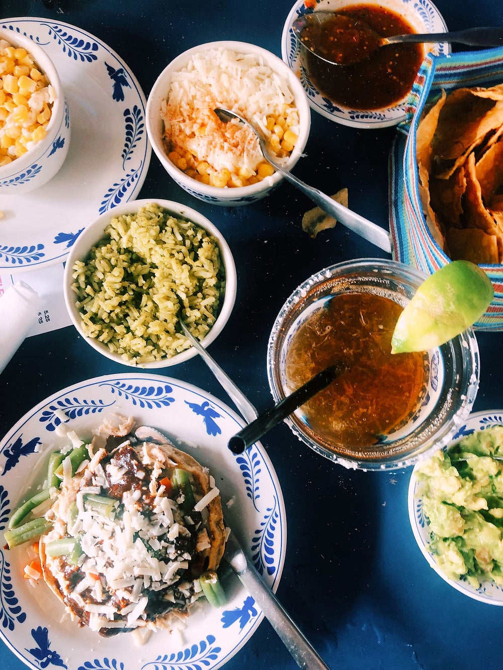 Tafel vol Mexicaanse bowls, toppings en salsa’s