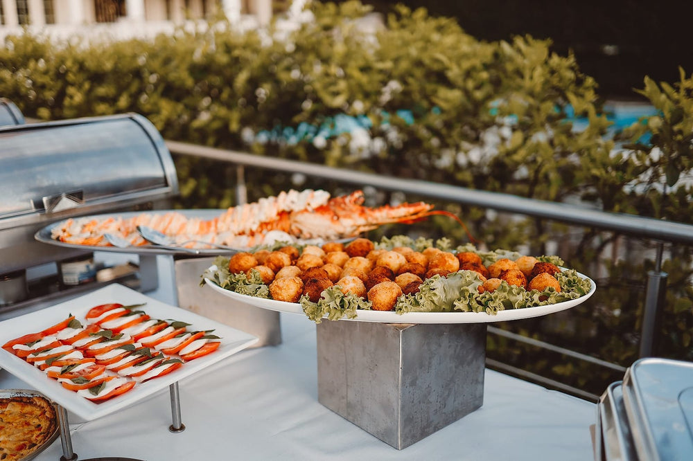 Buffet met warmhoudschalen, opgesteld op locatie