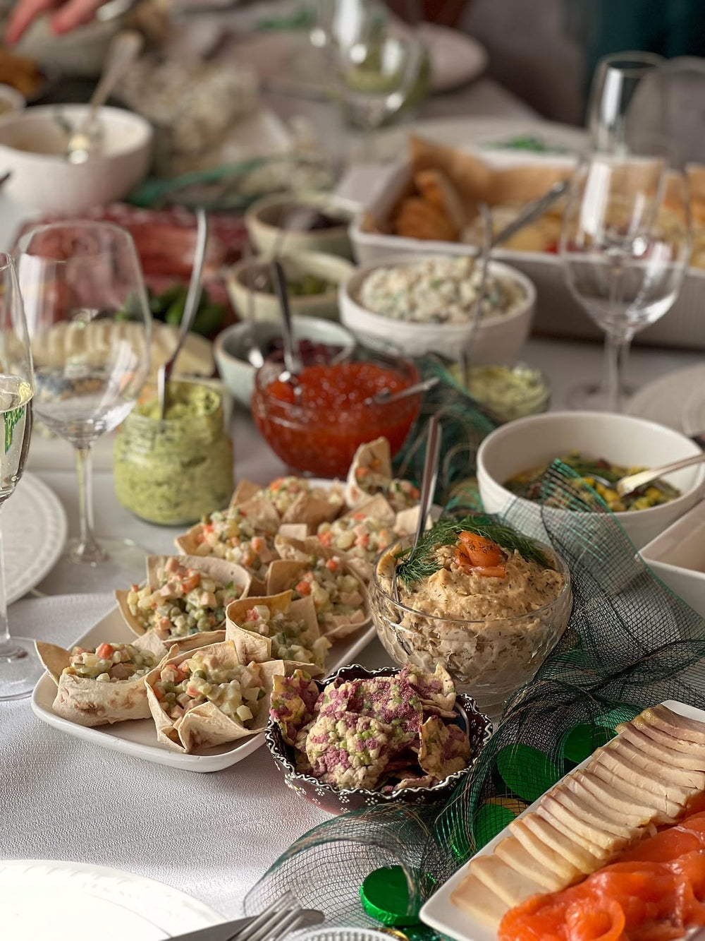 Buffettafel vol salades, dips en hapjes