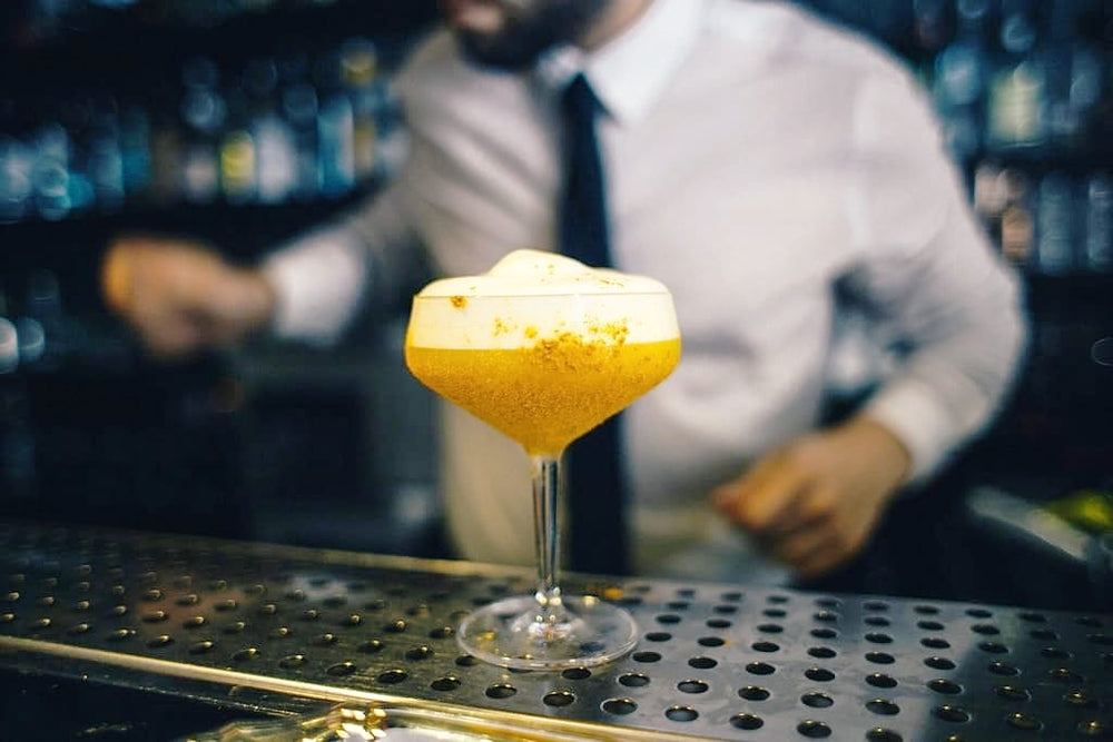Cocktail op de bar met bartender