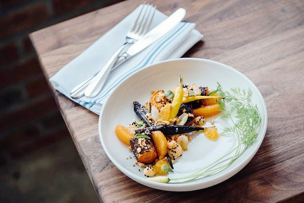Gedekte dinertafel met verfijnd gerecht