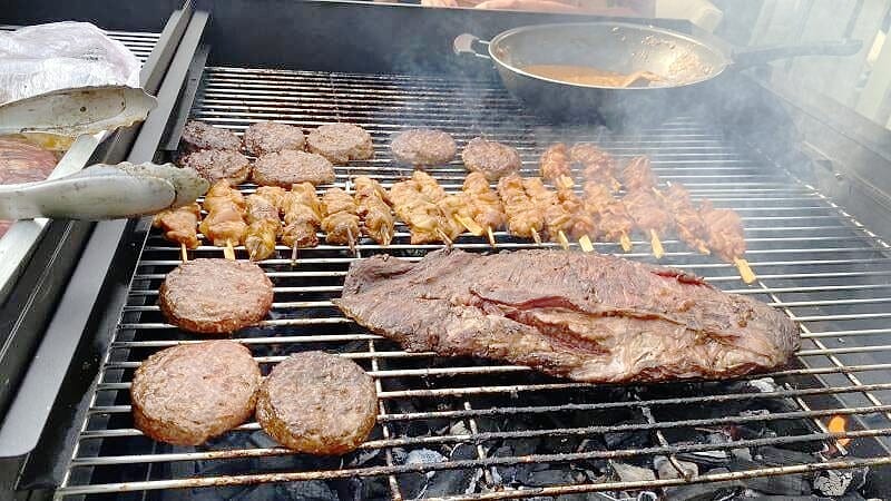Barbecue met burgers, spiesjes en steak op de grill