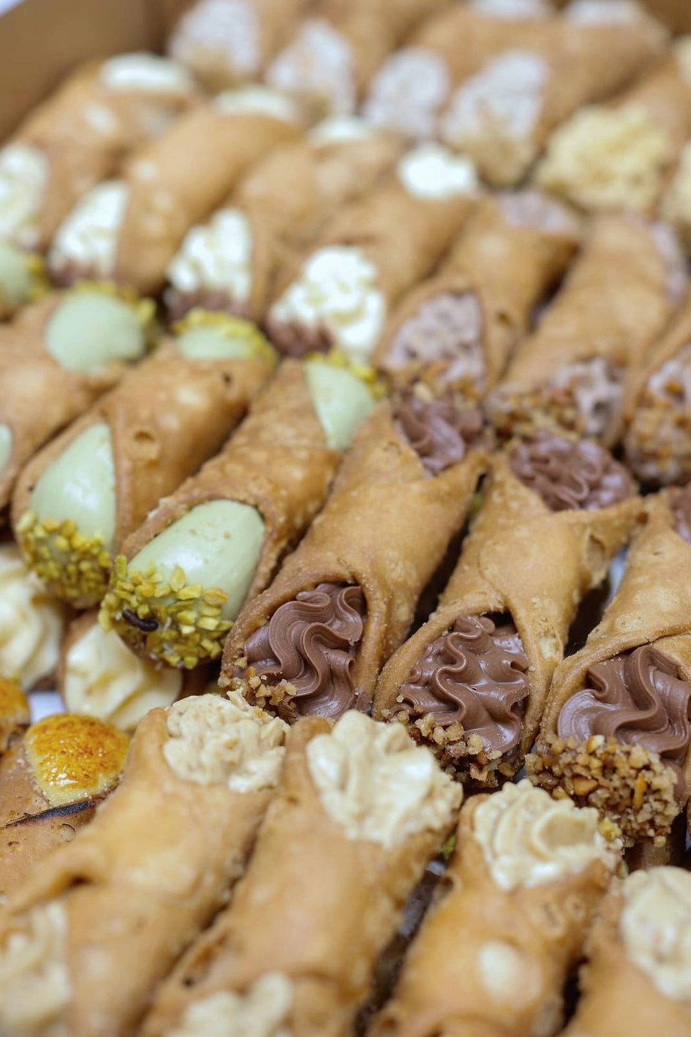 Cannoli met pistache en chocolade van dichtbij