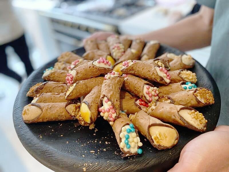Schaal met cannoli
