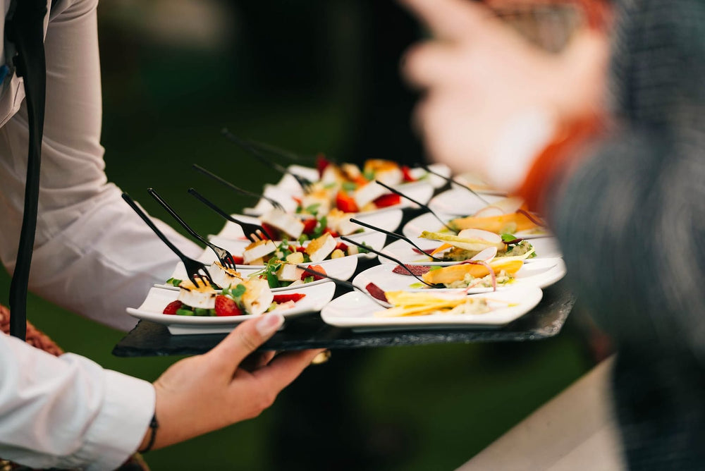 Bediening serveert hapjes op een event