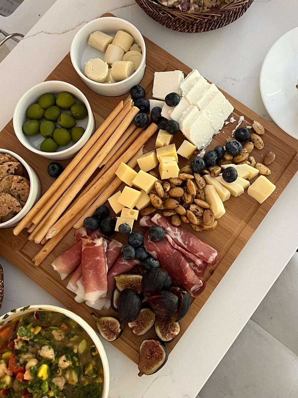 Plank met parmaham, kazen, olijven en vijgen van bovenaf