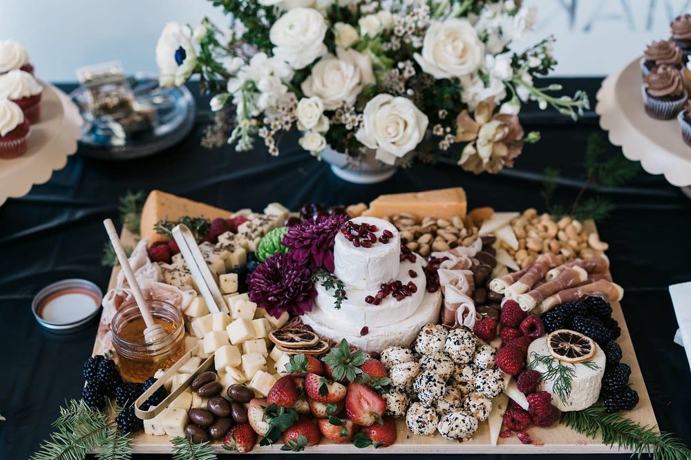 Grazing table met kazen, charcuterie en vers fruit