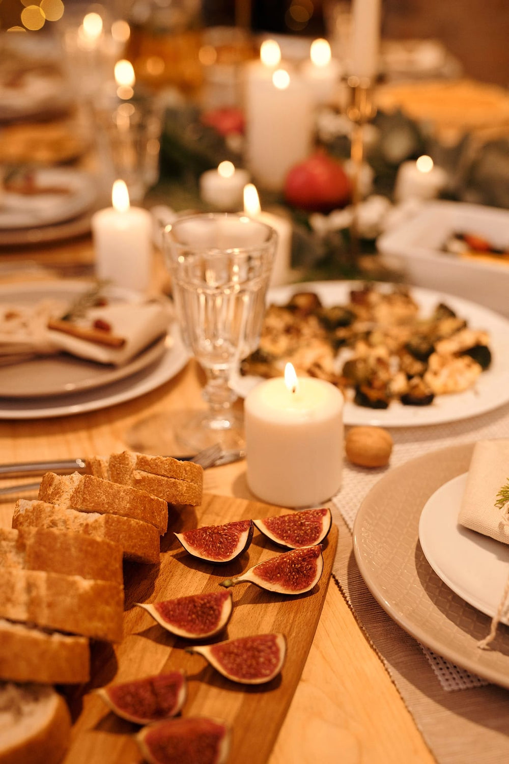 Kersttafel met kaarsen, hapjes en verse vijgen