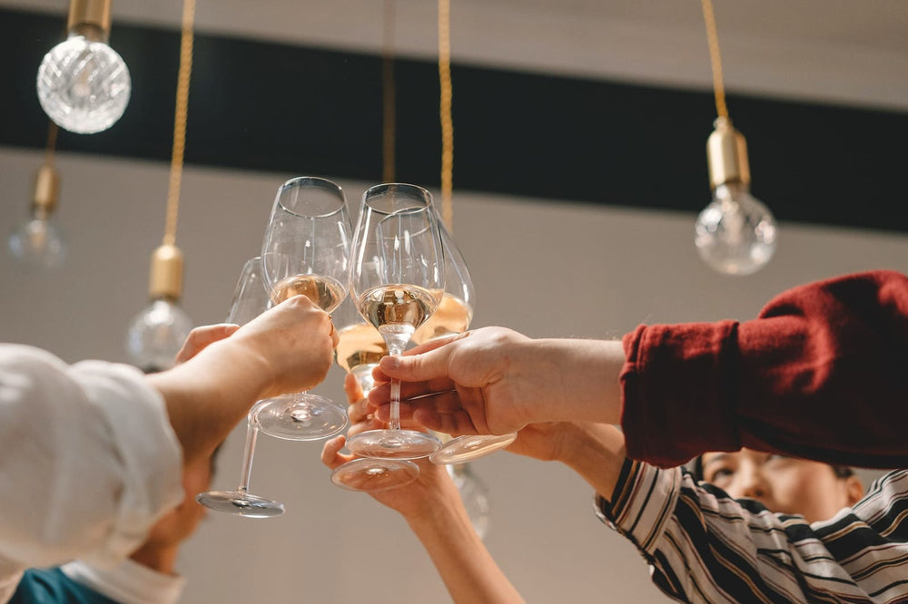 Gasten proosten met een glas wijn