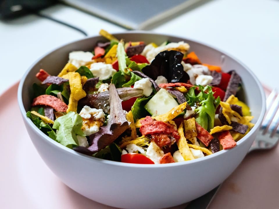 Detail: lunchbox met broodje en salade