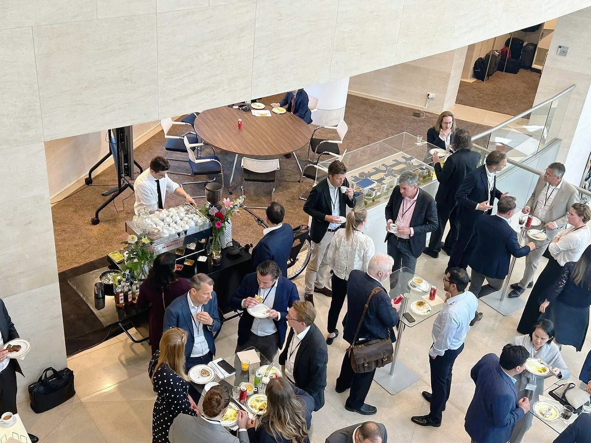 Drukke koffiepauze op een congres