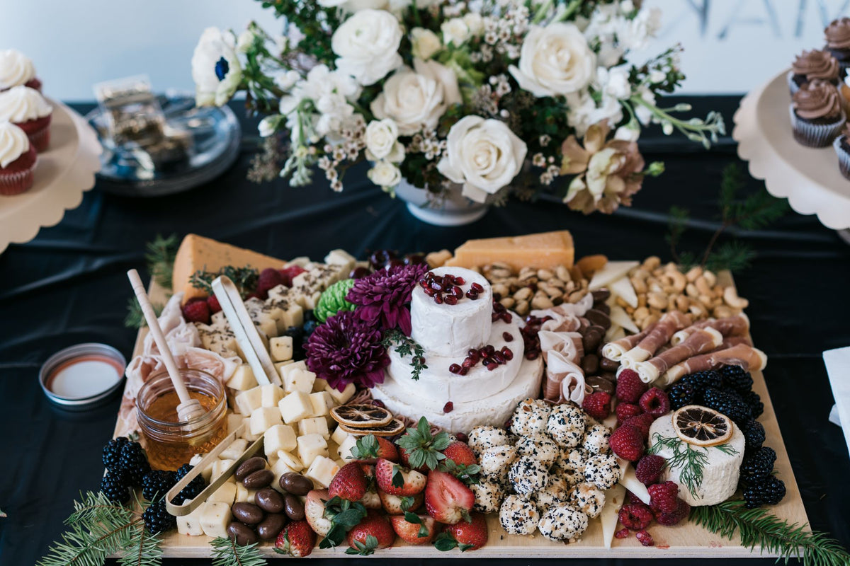 Grazing table met kazen, charcuterie en vers fruit