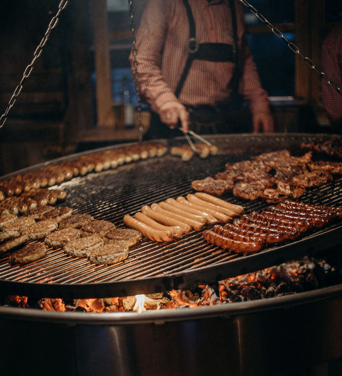 Grote ronde grill vol burgers, worsten en steaks