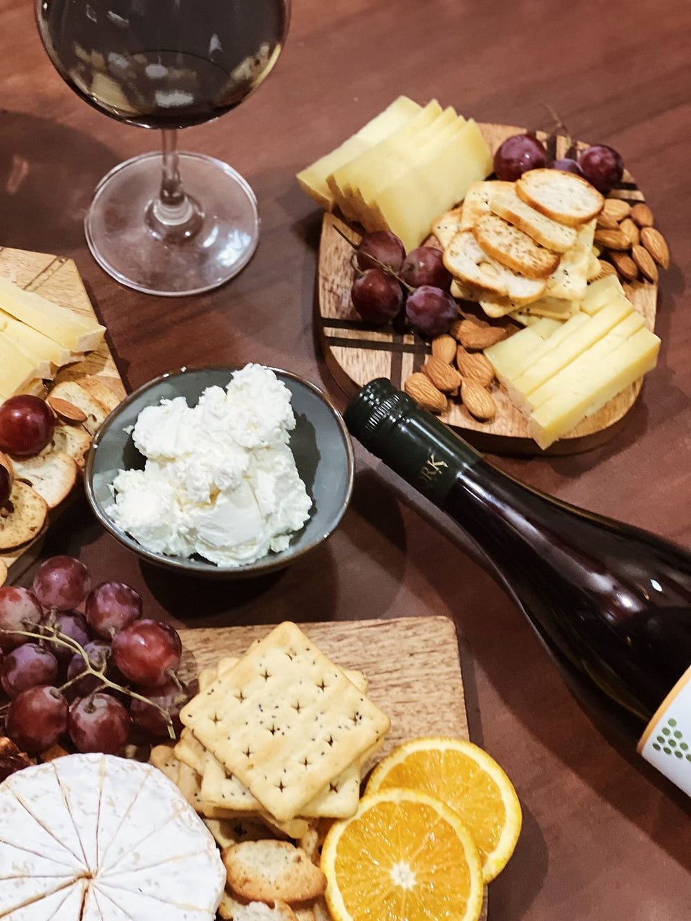 Borrelplank met kazen, crackers en wijn