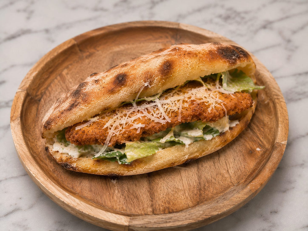 Calzone Pollo Caesar: Italiaans broodje met krokant gepaneerde kip, romaine en parmigiano
