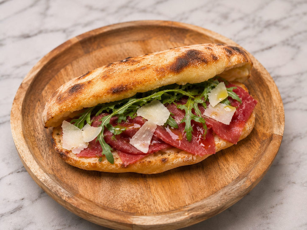 Calzone Carpaccio: Italiaans broodje met rundercarpaccio, rucola en parmigiano