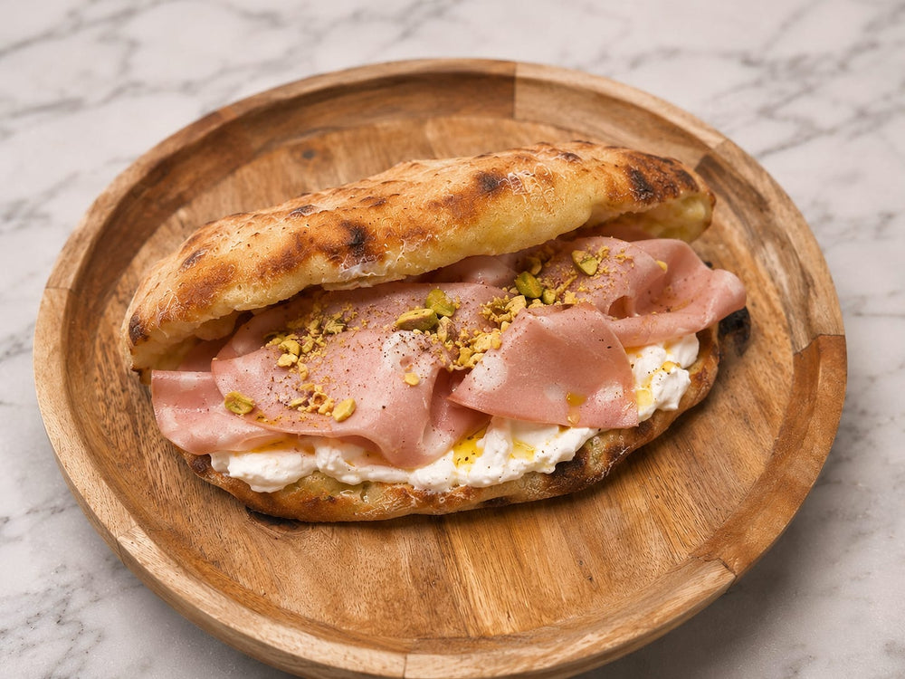 Calzone Mortadella: Italiaans broodje met mortadella, burrata en geroosterde pistache