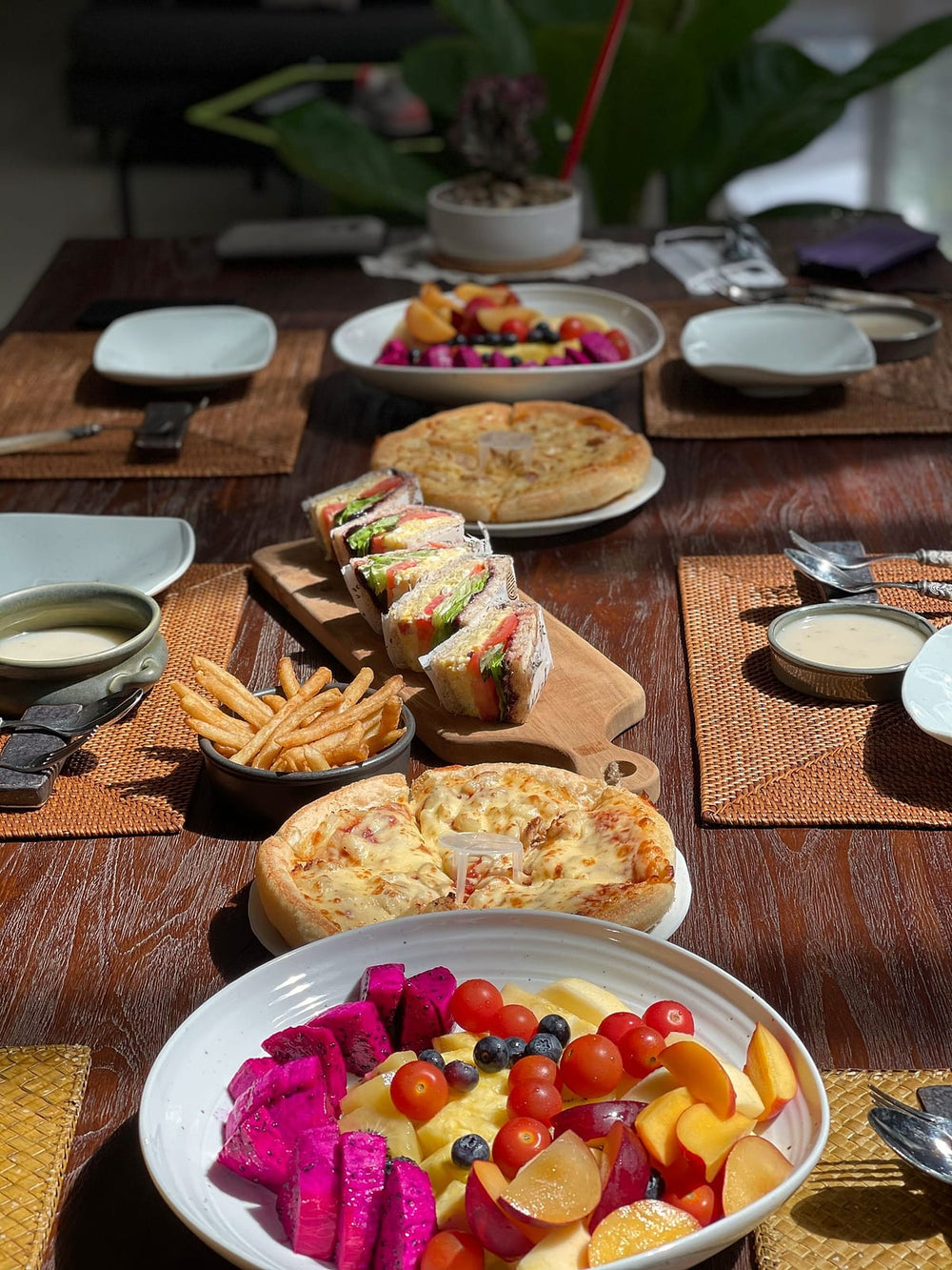 Brunchtafel met vers fruit, sandwiches en quiche