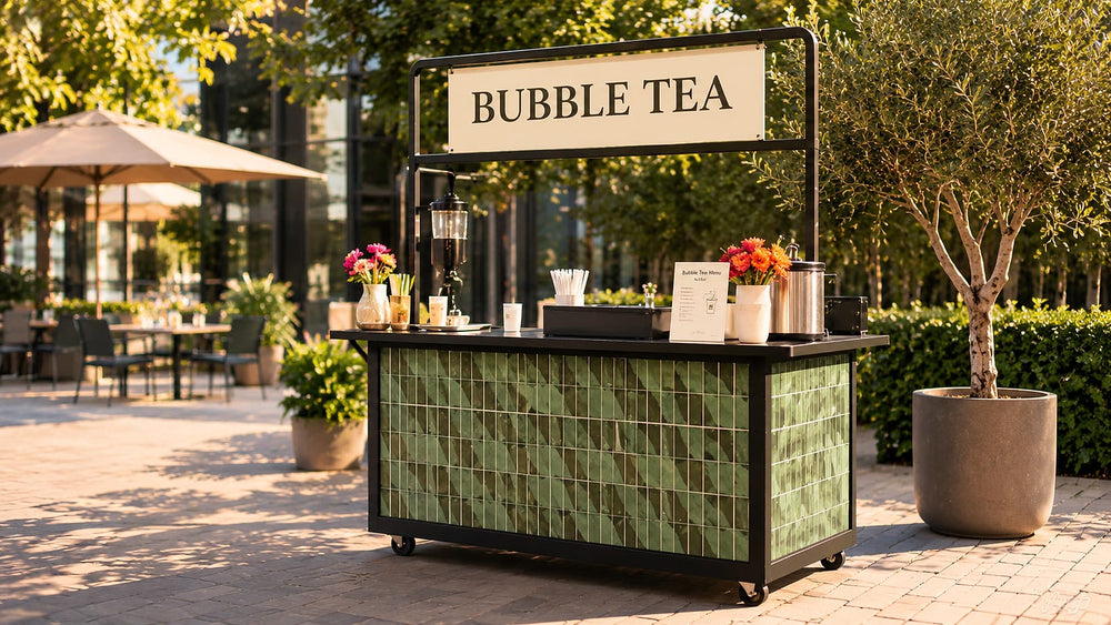 Bubble tea bar met groene tegels op een zonnig terras