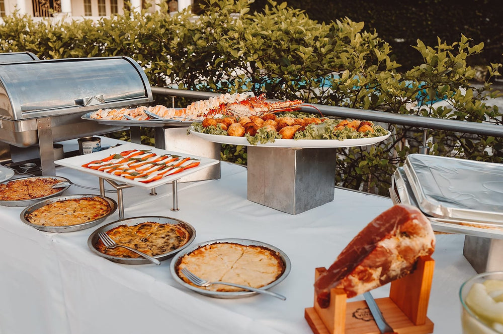 Buffet met warme en koude gerechten, buiten opgesteld