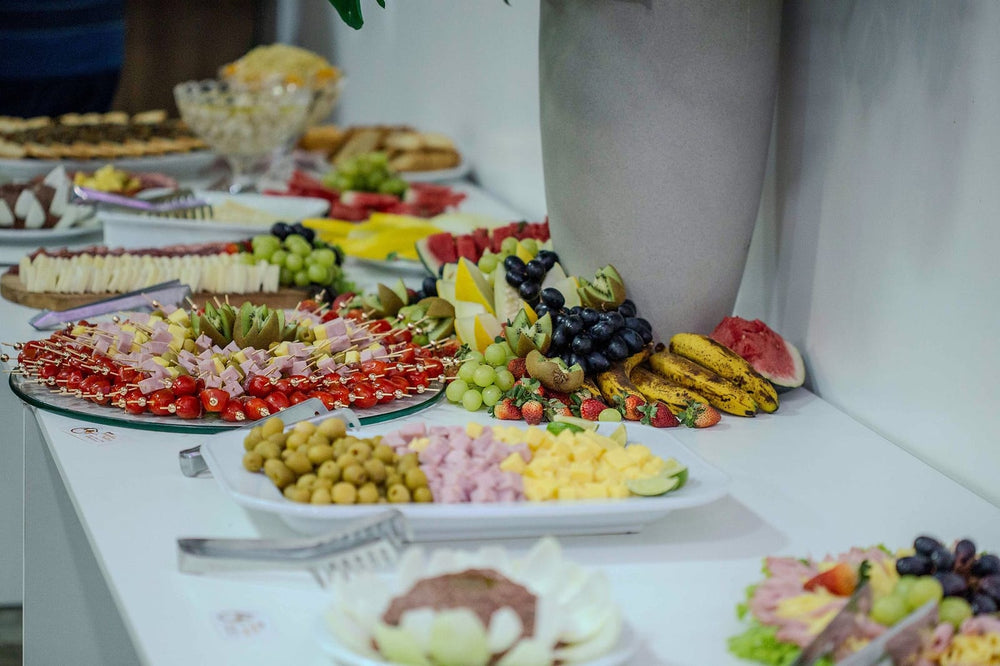 Rijk gevuld buffet met hapjes, vleeswaren en vers fruit