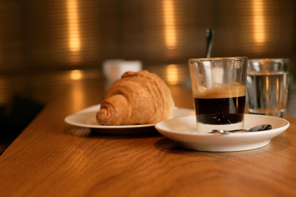 Verse croissant met espresso