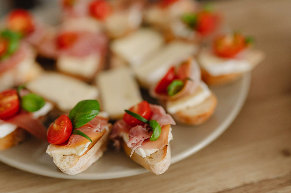 Crostini met parmaham, tomaat en basilicum