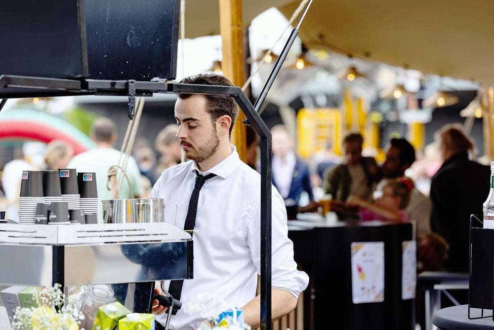 Barista van MR. Catering op een event