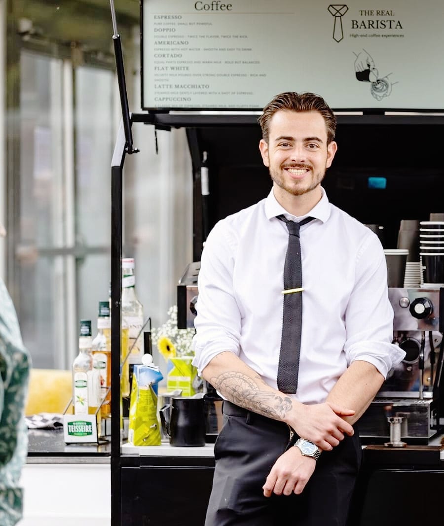 Barista van MR. Catering bij de koffietruck