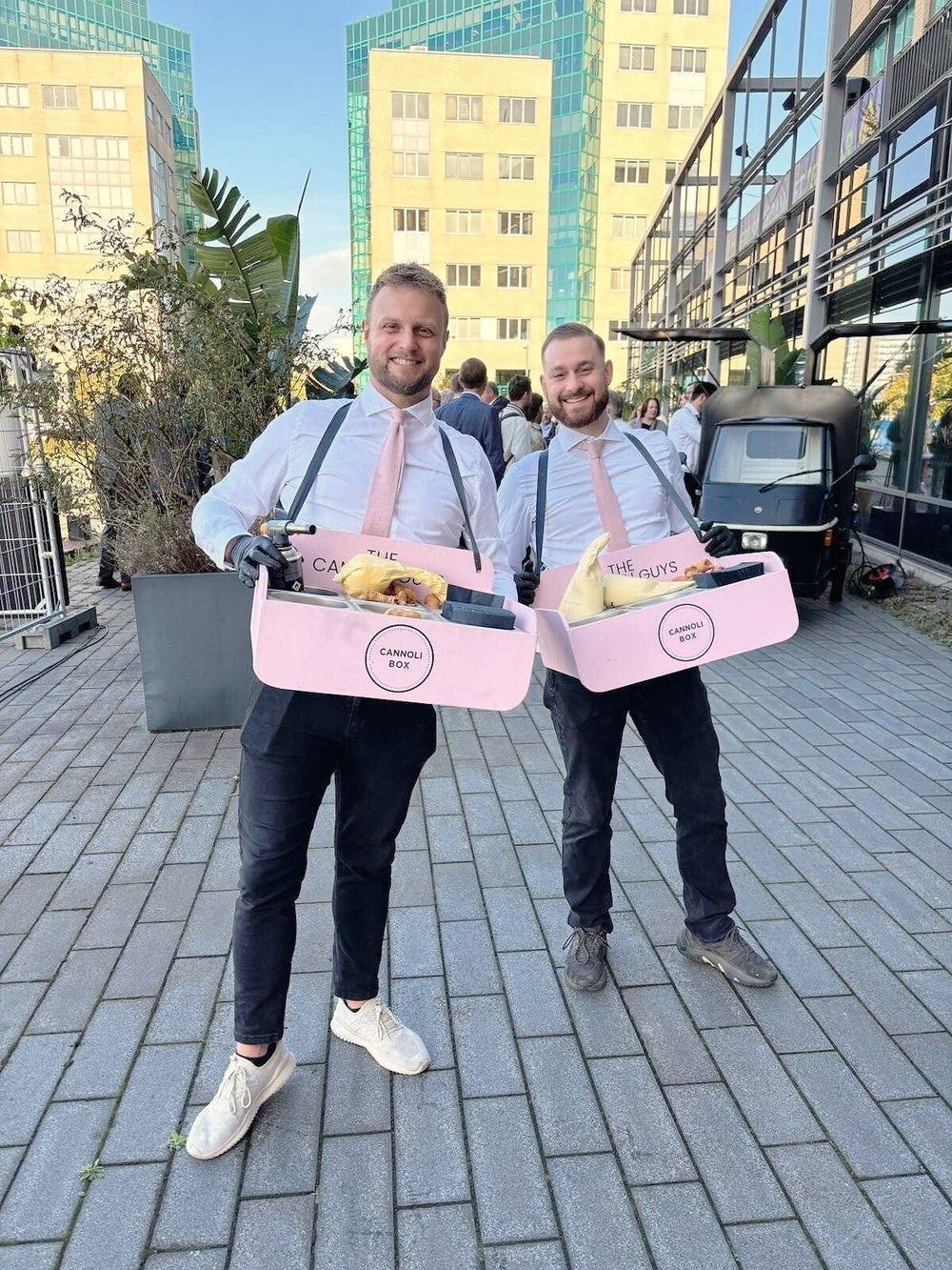 Cannoli Guys met cannoli-boxen op een event