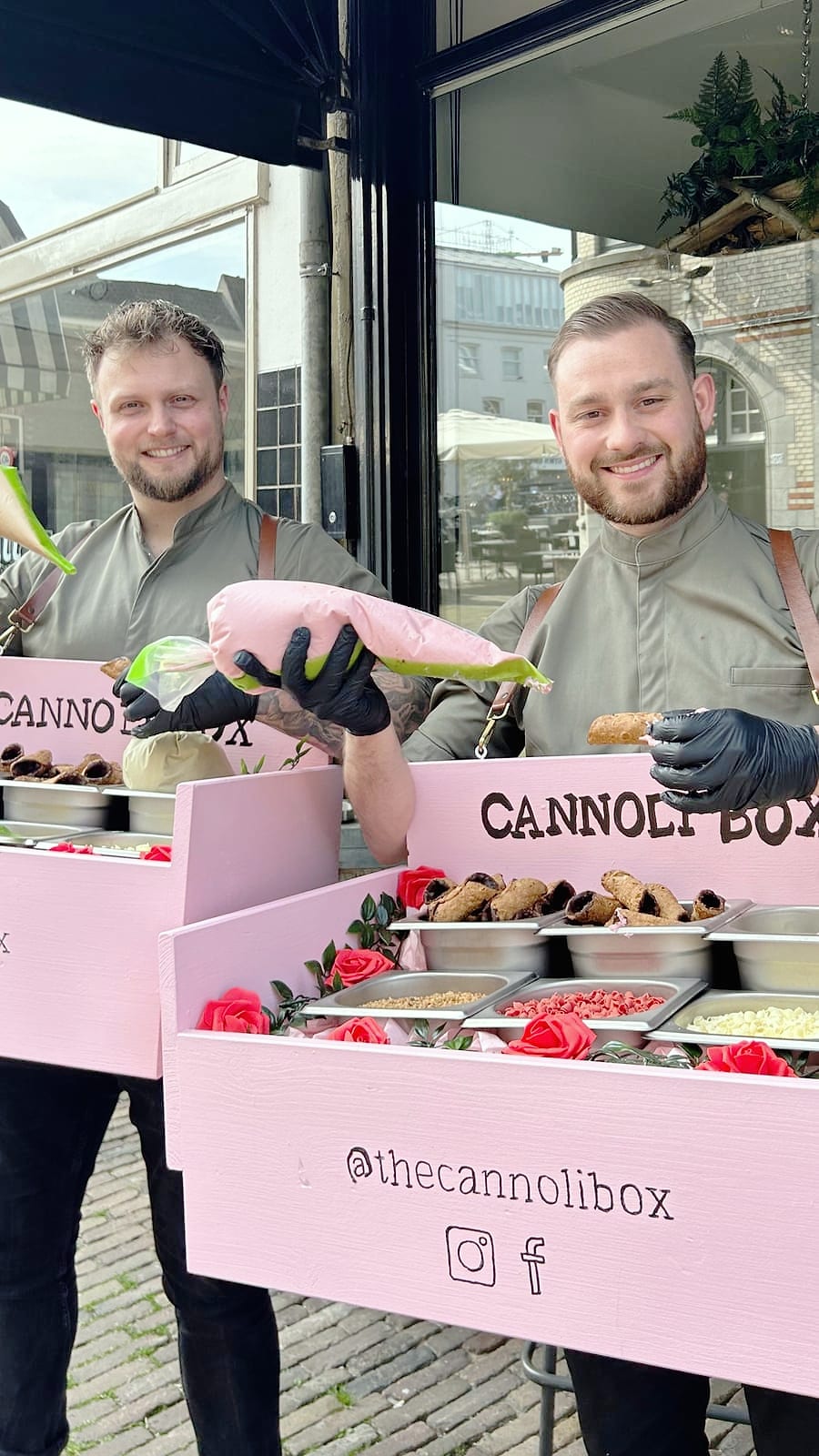 Cannoli worden vers gevuld bij de Cannoli Box