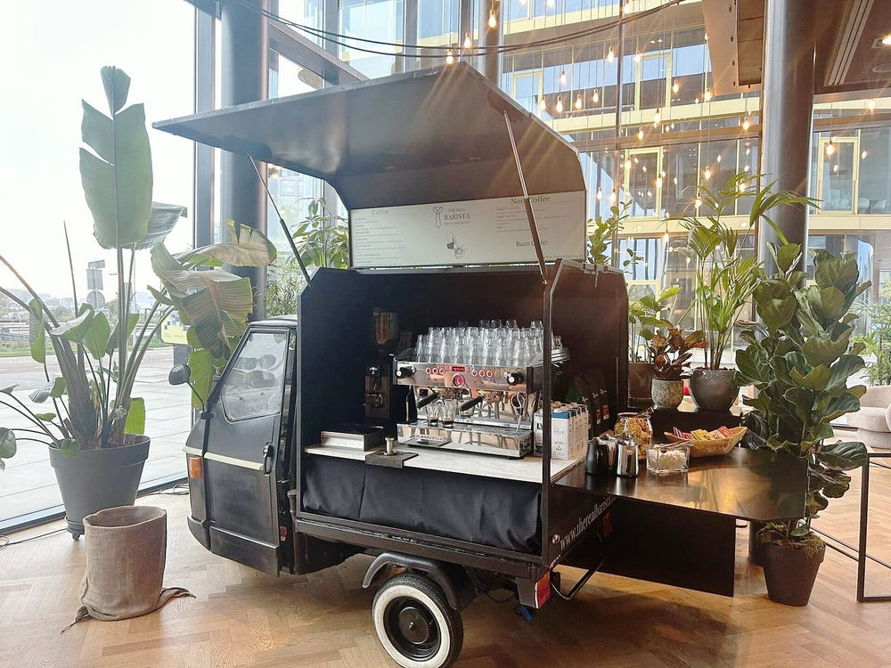 Mobiele koffiebar in een Piaggio op een event