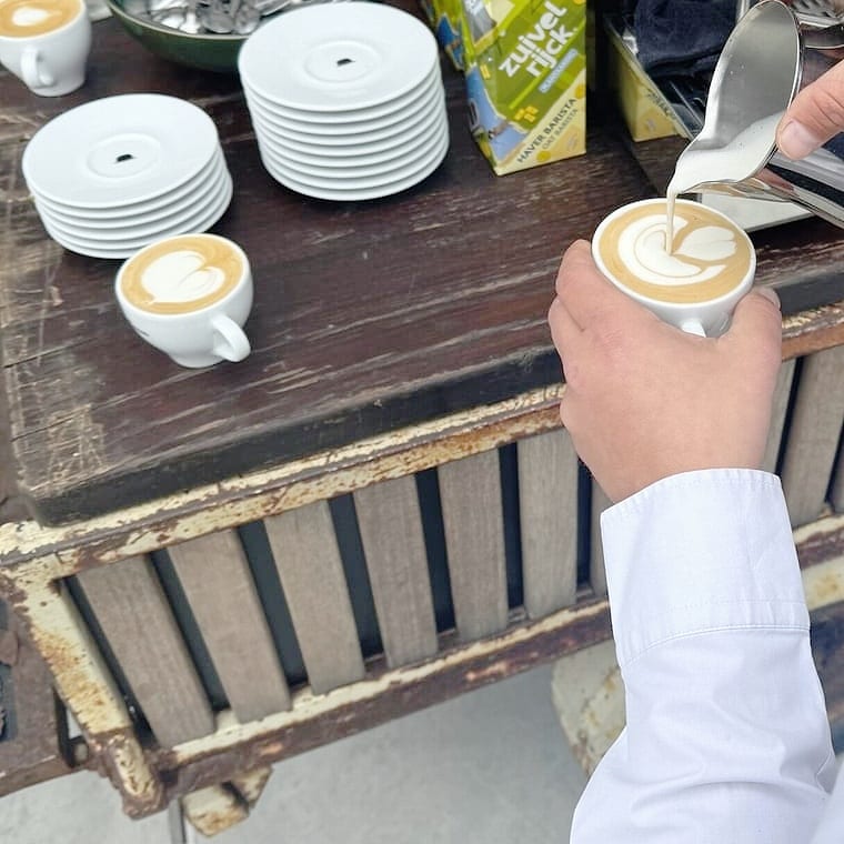 Latte art wordt in een kopje geschonken