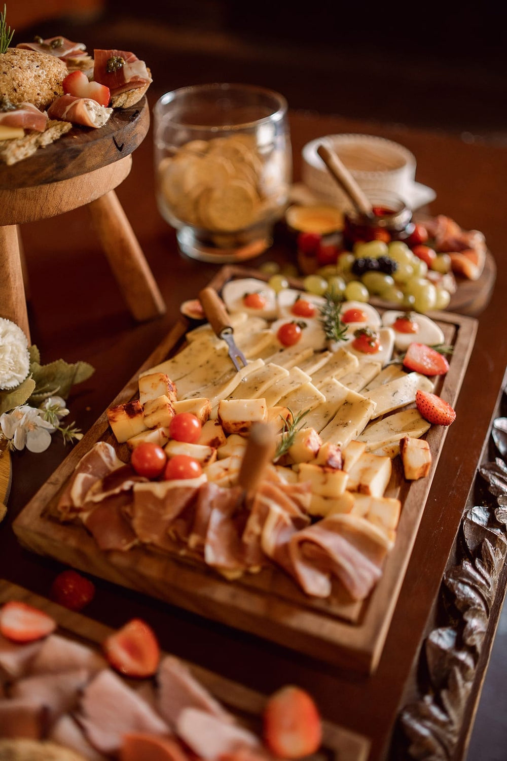 Grazing table met charcuterie, kazen en fruit