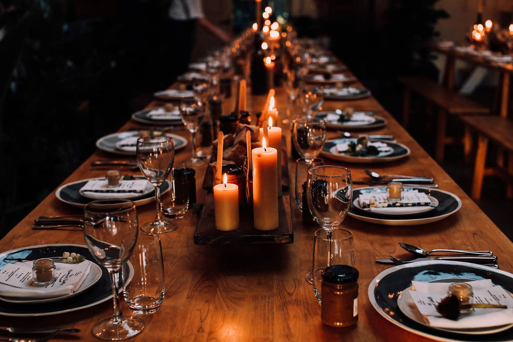 Lange gedekte tafel bij kaarslicht