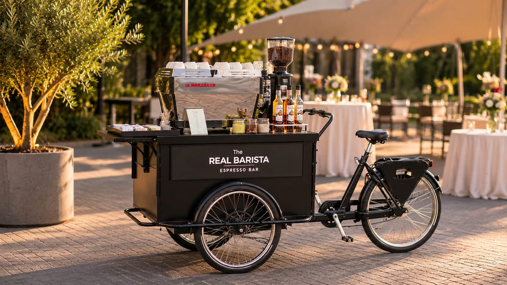 Koffiebar op een bakfiets met espressomachine op een buitenevent