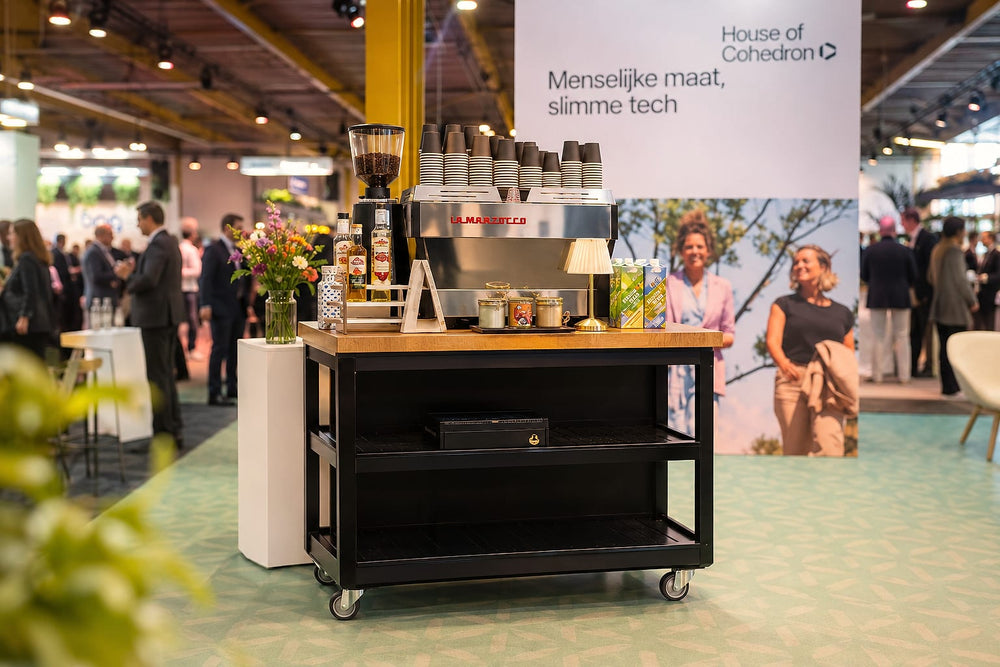 Mobiele koffiebar met espressomachine op een beursstand