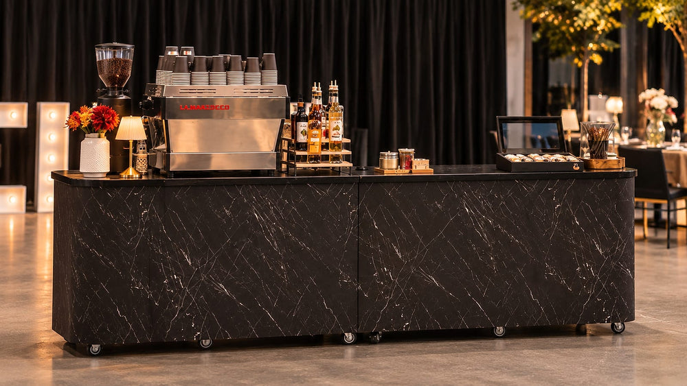 Mobiele koffiebar in marmerlook op een avondevent