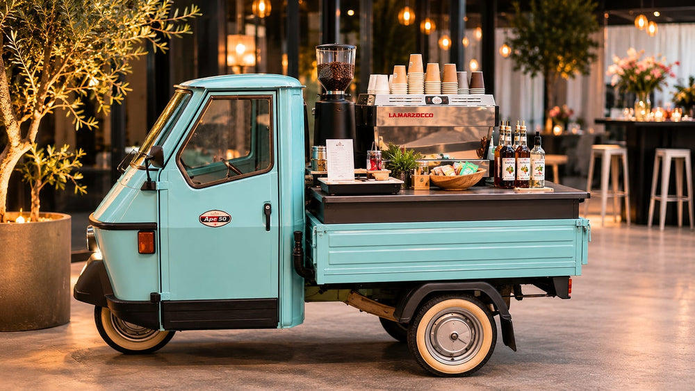 Koffiebar in een turquoise Piaggio op een eventlocatie