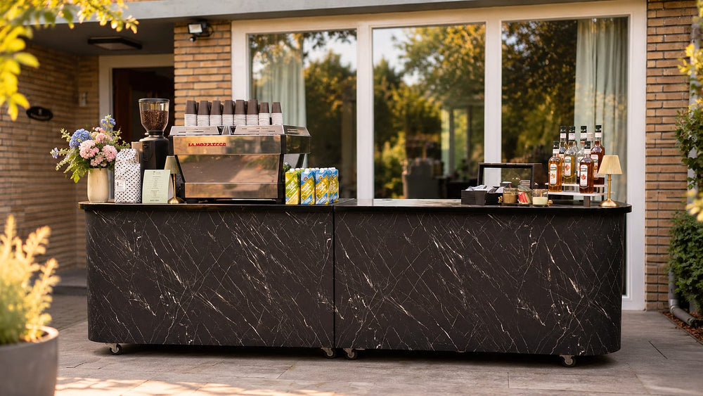 Mobiele koffiebar in marmerlook op het terras bij een woning
