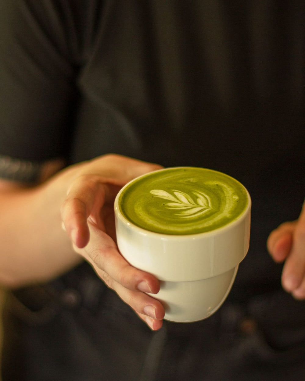 Warme matcha latte met latte art